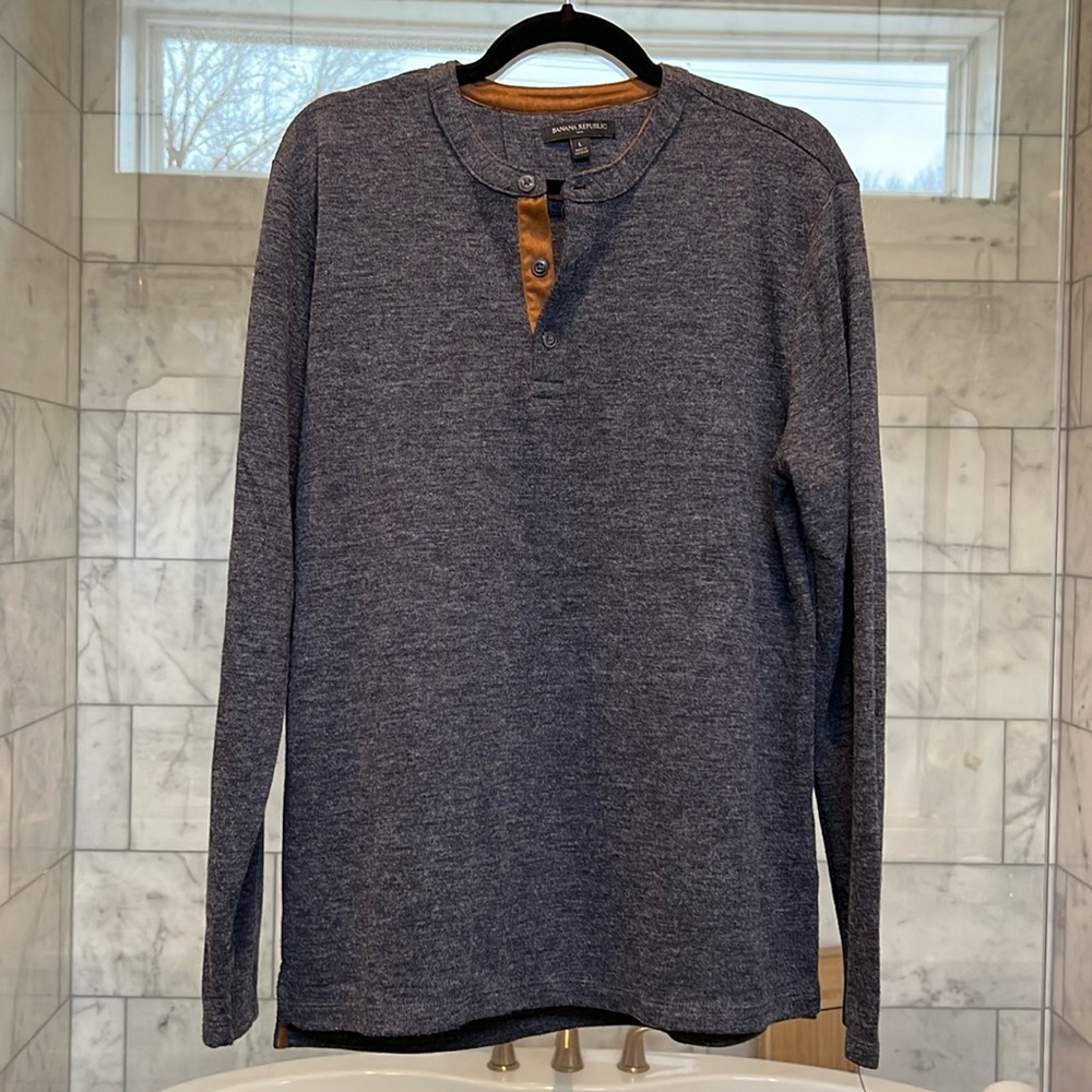 Banana Republic men’s blue Henley shirt